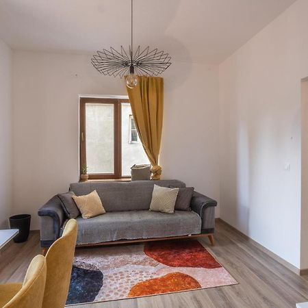 Linden House - A Lovely Apartment In Central Варна Экстерьер фото