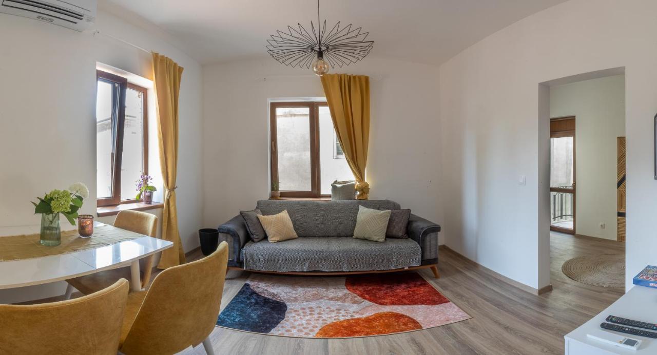 Linden House - A Lovely Apartment In Central Варна Экстерьер фото