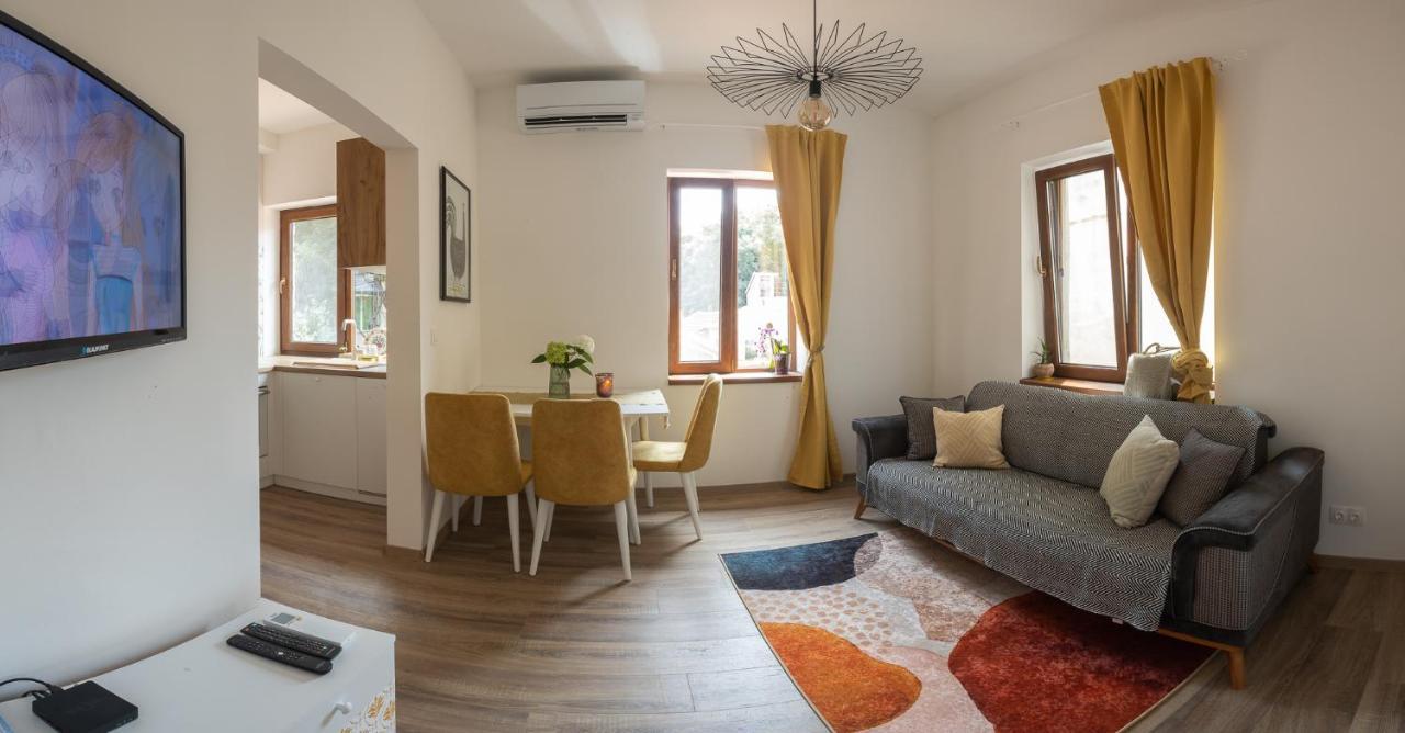 Linden House - A Lovely Apartment In Central Варна Экстерьер фото