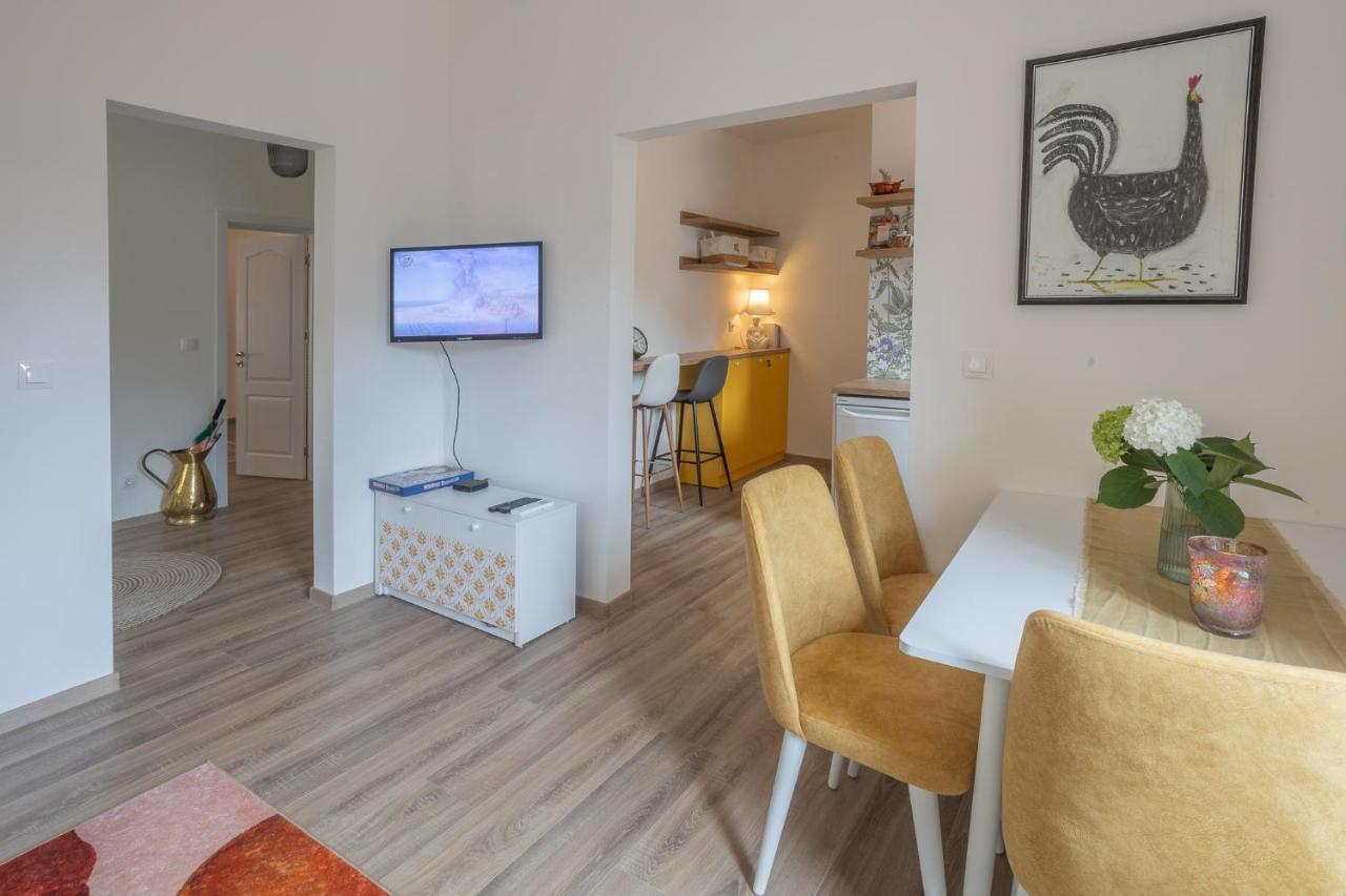 Linden House - A Lovely Apartment In Central Варна Экстерьер фото