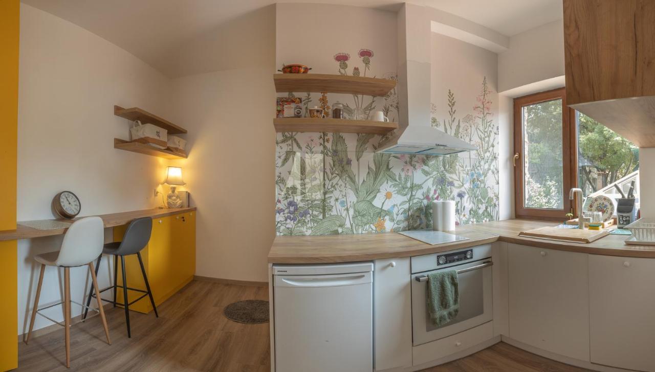 Linden House - A Lovely Apartment In Central Варна Экстерьер фото