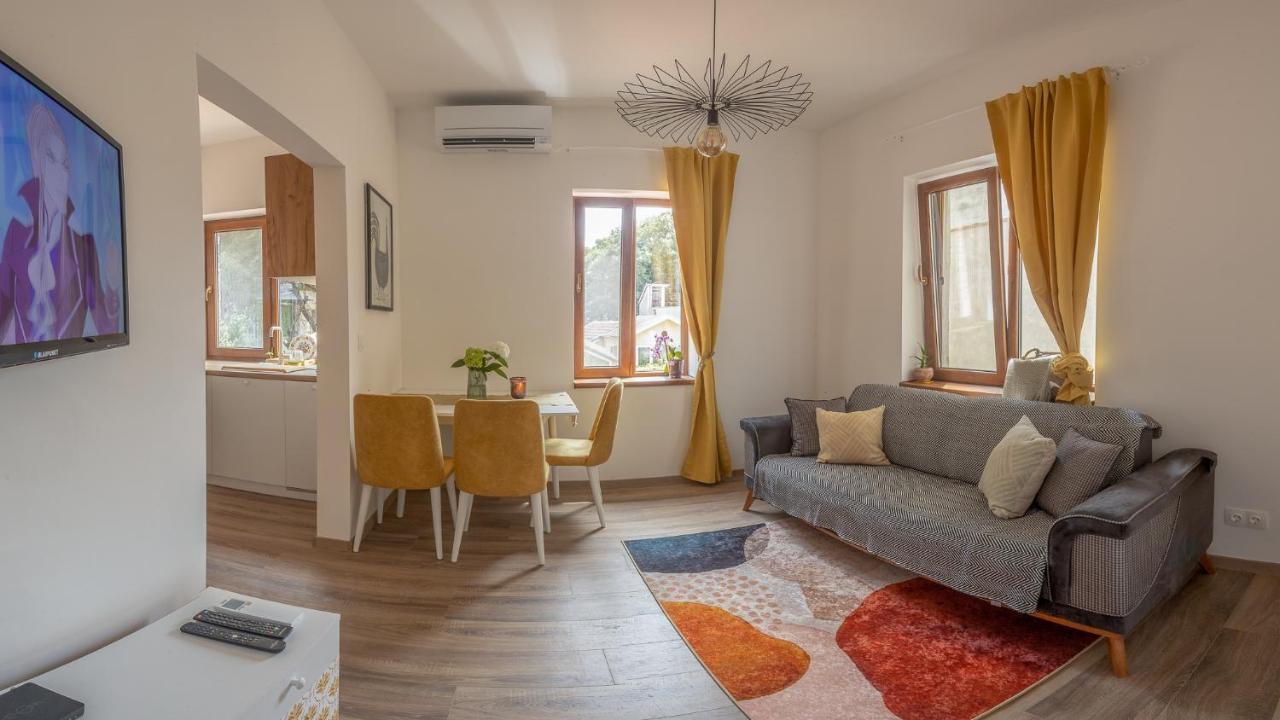 Linden House - A Lovely Apartment In Central Варна Экстерьер фото