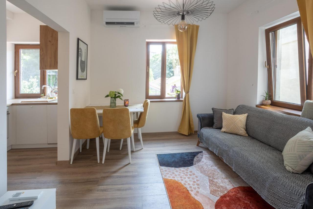 Linden House - A Lovely Apartment In Central Варна Экстерьер фото