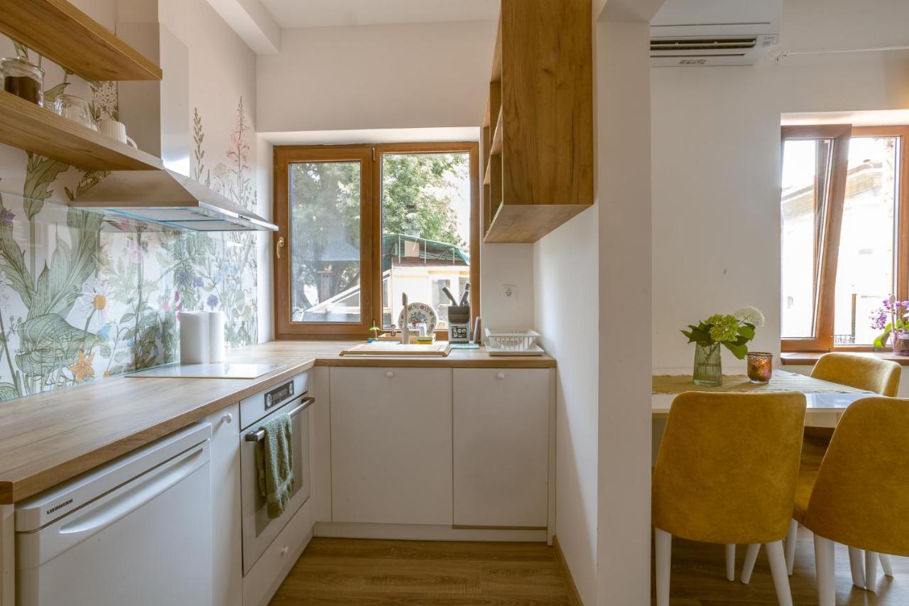 Linden House - A Lovely Apartment In Central Варна Экстерьер фото