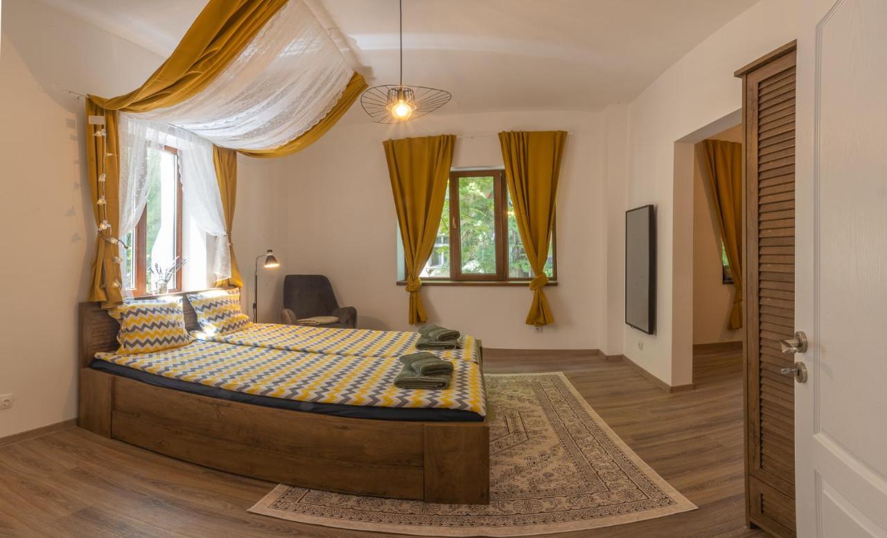 Linden House - A Lovely Apartment In Central Варна Экстерьер фото