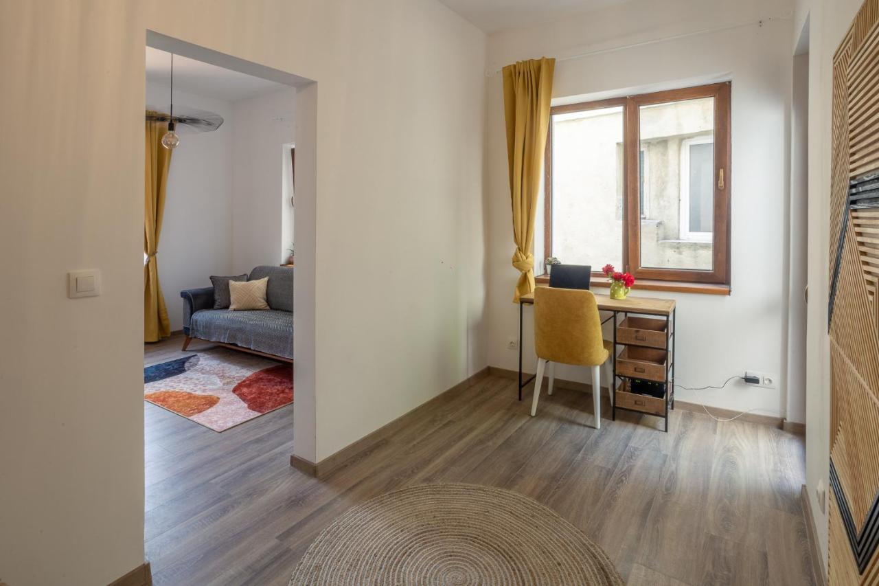 Linden House - A Lovely Apartment In Central Варна Экстерьер фото